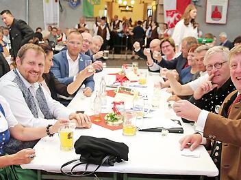 Als Höhepunkt des Treffens der "Gmünder in Europa" in Gmünd/Kärnten wird der Europa-Abend im Schloss Lodron in Erinnerung bleiben. Am Bürgermeistertisch amüsierten sich nicht nur Gastgeber Josef Jury und der Präsident der Städte-Gemeinschaft, Hendrik Dressel (von rechts), sondern auch Jurys Frau Renate sowie Bürgermeister Martin Mittag und seine Frau Julia (von links).  Foto: Bettina Knauth