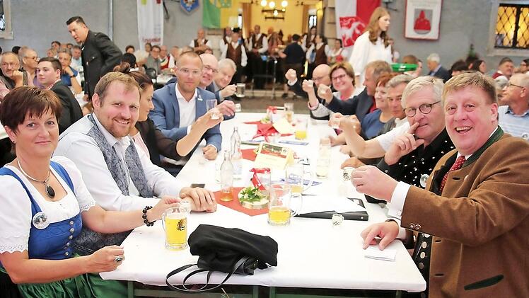 Als Höhepunkt des Treffens der "Gmünder in Europa" in Gmünd/Kärnten wird der Europa-Abend im Schloss Lodron in Erinnerung bleiben. Am Bürgermeistertisch amüsierten sich nicht nur Gastgeber Josef Jury und der Präsident der Städte-Gemeinschaft, Hendrik Dressel (von rechts), sondern auch Jurys Frau Renate sowie Bürgermeister Martin Mittag und seine Frau Julia (von links).  Foto: Bettina Knauth
