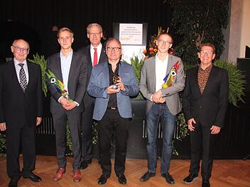 Die Preisträger und ihre Laudatoren (von links): Hans Lang, Falk Töpperwien, Bürgermeister German Hacker, Volkmar Studtrucker, Lars Töpperwien, Rainer Groh. Fotos: Richard Sänger