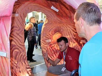 Ein begehbares Magen-Modell konnte bei den Gesundheitstagen 2019 betrachtet werden.  Foto: Werner Vogel/Archiv