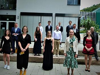 37,8 Prozent des Abiturjahrgang 2020 haben am MGF eine Eins vor dem Komma. Unser Bild zeigt die besten Abiturienten: (vorne, von links) Laura Meile und Leonie Neubauer, (zweite Reihe, von links) Pauline Ristic, Sophie Gerke und Alexa Ramming, (dritte Reihe, von links) Landrat Klaus-Peter Söllner, Antonia Schmidt, Jan Dressel, Schulleiter Horst Pfadenhauer und Oberstufenkoordinator Konrad Axtner und (hinten, von links) Lukas Friedrich, Luca Beetz, Hannes Näther und Vincent Rauh. Foto: Werner R...