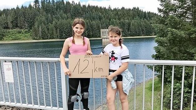 Sportliche Bet&auml;tigung mit einem guten Zweck verbinden: Das schafften auch Anni Ioannidis (links) und Emelie Hauck (rechts) vom FWG, die mit ihren Inline-Skates am virtuellen Spendenlauf ihrer Schule zu Gunsten der Karlheinz-B&ouml;hm-Stiftung "Menschen f&uuml;r Menschen" teilnahmen.  Foto: mts