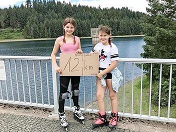 Sportliche Betätigung mit einem guten Zweck verbinden: Das schafften auch Anni Ioannidis (links) und Emelie Hauck (rechts) vom FWG, die mit ihren Inline-Skates am virtuellen Spendenlauf ihrer Schule zu Gunsten der Karlheinz-Böhm-Stiftung "Menschen für Menschen" teilnahmen.  Foto: mts