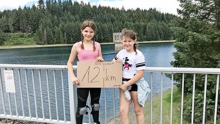 Sportliche Betätigung mit einem guten Zweck verbinden: Das schafften auch Anni Ioannidis (links) und Emelie Hauck (rechts) vom FWG, die mit ihren Inline-Skates am virtuellen Spendenlauf ihrer Schule zu Gunsten der Karlheinz-Böhm-Stiftung "Menschen für Menschen" teilnahmen.  Foto: mts