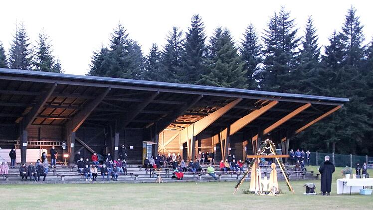 Verteilt unter der Tribüne am Spielfeld des TSV nahmen die Besucher am ersten von drei Gottesdiensten am Heiligen Abend teil.