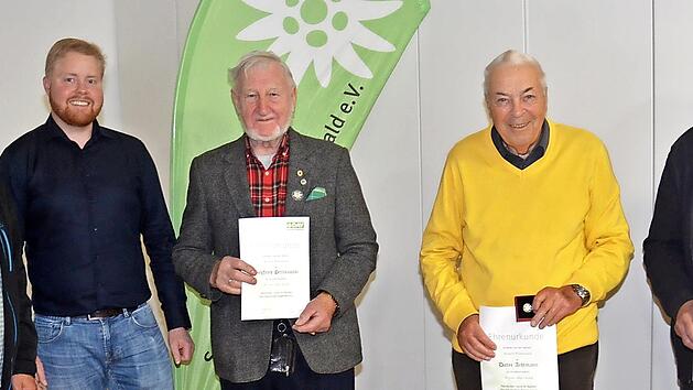 Ehrungen beim Alpenverein in Kronach, von links: Robert Wagner (Zweiter Vorsitzender), Thomas Klinger (Vorsitzender), Ehrenvorsitzender Siegfried Petrikowski (seit 40 Jahren dabei), Dieter Achtmann (60 Jahre) und Ralf Bauernsachs (25 Jahre)