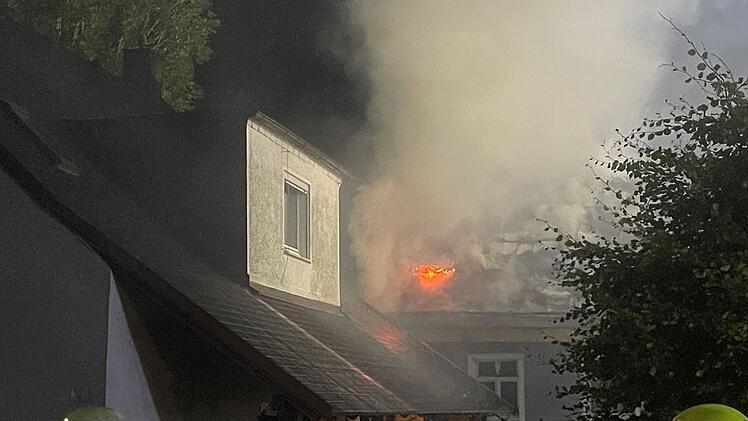 Helmbrechts: Gro&szlig;brand in Geb&auml;udekomplex - &uuml;ber 100 Feuerwehrleute im Einsatz