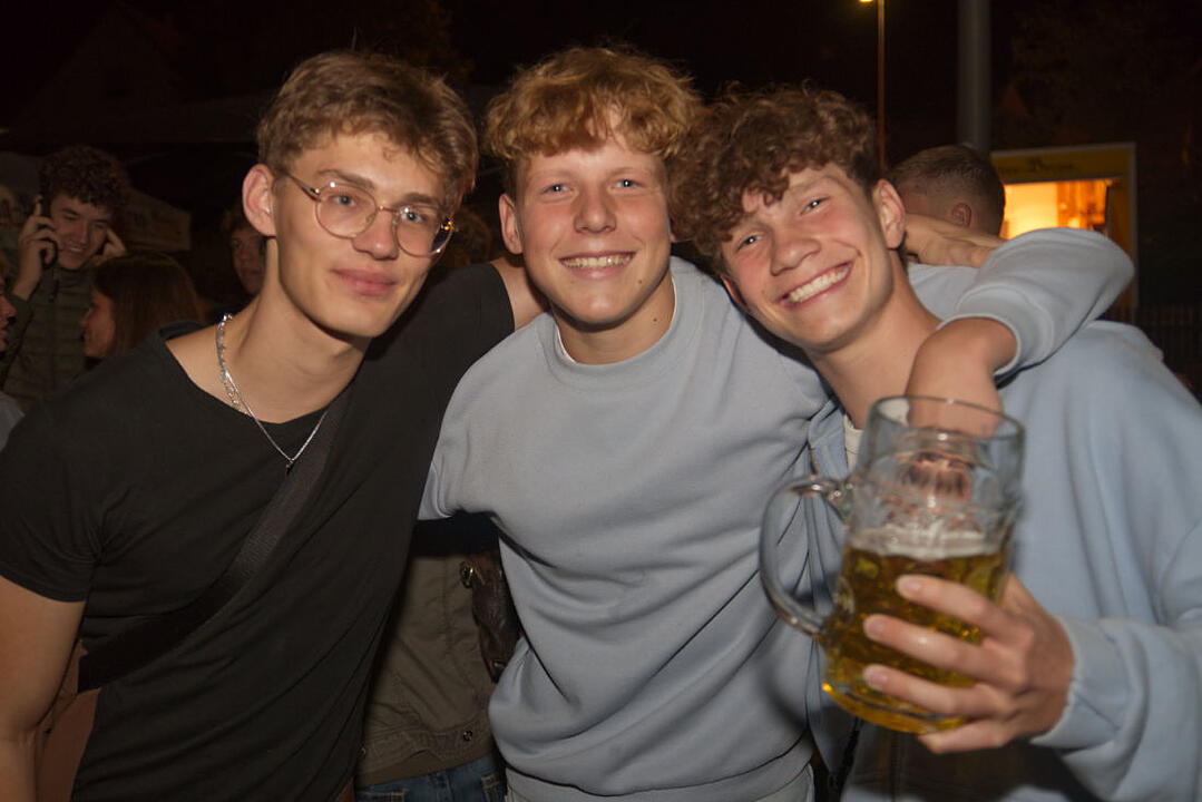 Freitag: Bieranstich & Partyband