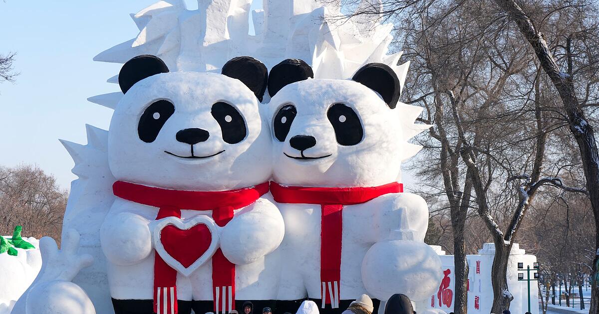 Eis-und-Schneeskulpturen-ziehen-Besucher-nach-Harbin