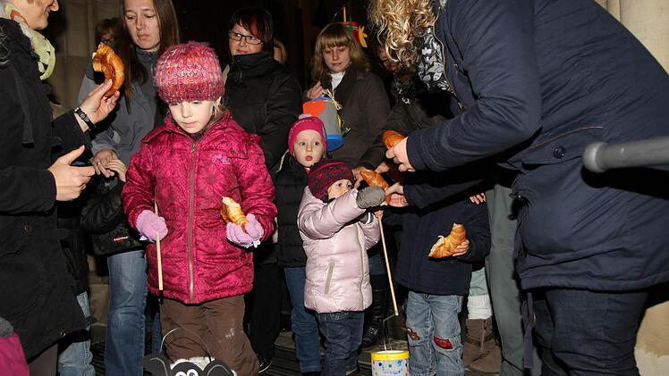 Für die Kleinsten gab es beim Auszug aus der Kirche als Überraschung ein "Martinshörnchen". Foto: gg
