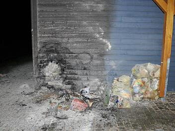 Von der Mülltonne war nach dem Löschen nichts mehr übrig. Foto: Roland Meister