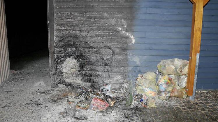 Von der Mülltonne war nach dem Löschen nichts mehr übrig. Foto: Roland Meister