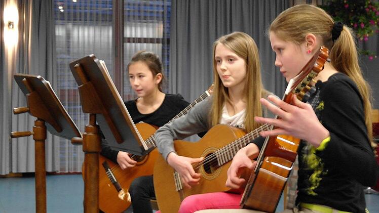 Das Gitarren-Trio mit Melissa Witzke, Maya Morper und Michéle Keßler gab gleich drei Stücke zum Besten.