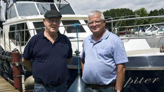 Armin Maiwald mit Skipper Wolfgang Hergenröther vor dem Boot "Jupiter" Foto: WDR/Flash Film