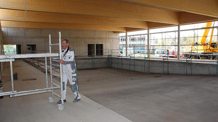 Die Dachkonstruktion über dem Beckenbereich ist fast fertig. Jetzt können die Maler und Verputzer ihre Gerüste aufbauen. Fotos: Eckehard Kiesewetter