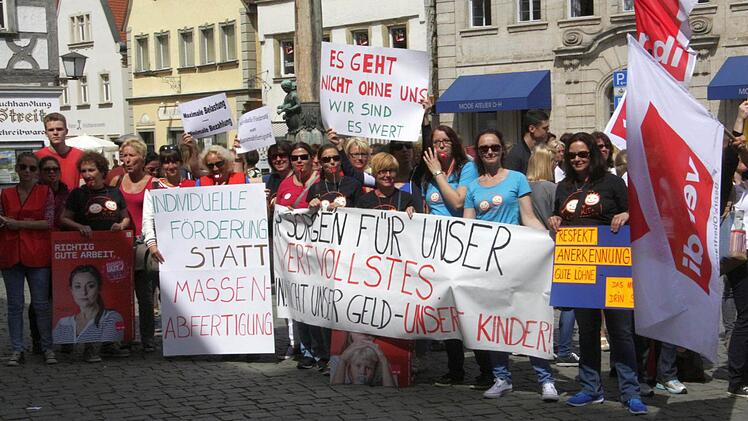 Die Erzieherinnen gehen auf die Straße. Sie fordern mehr Anerkennung und mehr Geld.  Foto: Josef Hofbauer