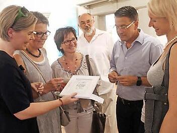 Kerstin Blum von der Schlossstiftung Adelsdorf, Zweite Bürgermeisterin Jutta Köhler, Künstlerin Petra Dürrbeck, der Erste Vorsitzende des Kunstvereins, Wolf-Dieter Domke, Bürgermeister Karsten Fischkal und die Zweite Vorsitzende des Kunstvereins, Amelie Weidhaus, bewundern ein kleines Kunstwerk. Foto: Johanna Blum