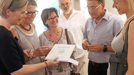 Kerstin Blum von der Schlossstiftung Adelsdorf, Zweite Bürgermeisterin Jutta Köhler, Künstlerin Petra Dürrbeck, der Erste Vorsitzende des Kunstvereins, Wolf-Dieter Domke, Bürgermeister Karsten Fischkal und die Zweite Vorsitzende des Kunstvereins, Amelie Weidhaus, bewundern ein kleines Kunstwerk. Foto: Johanna Blum