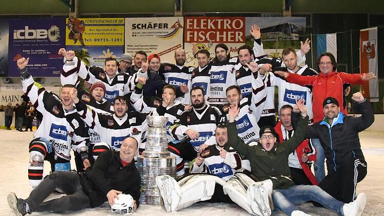 Und der Stanley-Cup ist auch mit dabei: Die Kissinger Wölfe mit ihren Betreuern nach dem 2:1-Sieg über die Wanderers Germering. Foto: Hopf