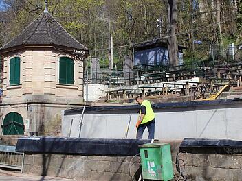 Die neuen Stützmauern beim Erich-Keller stehen schon, die höheren Geländer folgen.  Fotos: Franziska Rieger