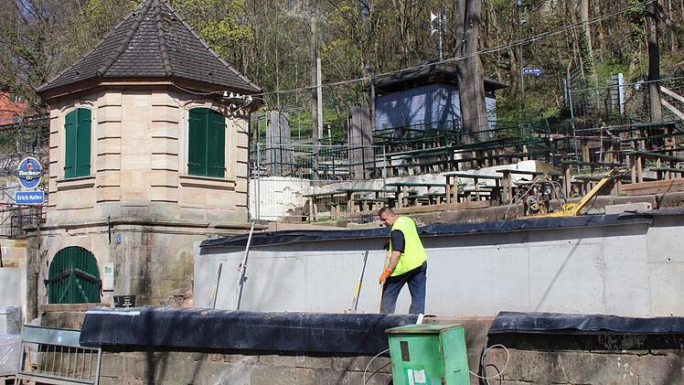 Die neuen Stützmauern beim Erich-Keller stehen schon, die höheren Geländer folgen.  Fotos: Franziska Rieger