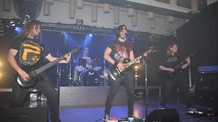 Die Kulmbacher Gruppe "Devilizer" entfacht einen Thrash-Metal-Orkan. Das Bild zeigt (von links) Bassist Philipp Rösch, Schlagzeuger Philipp Sesselmann, Sänger und Gitarrist Niklas Müller sowie Gitarrist Vincent de Fallois. Foto: Stephan Stöckel