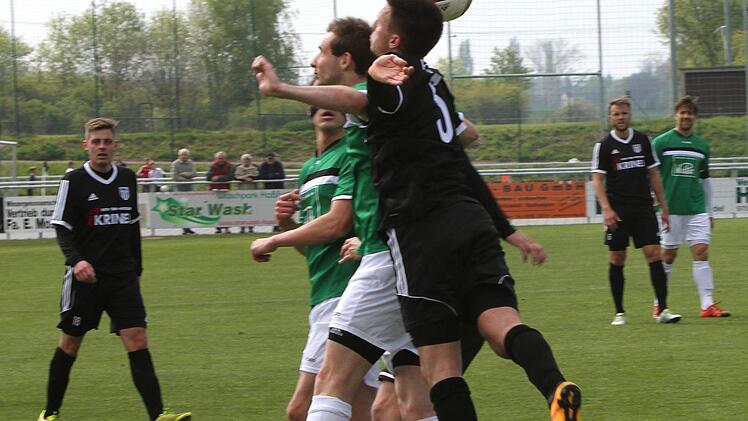 Der Sander Danny Schlereth (vorne rechts) setzt sich im Luftkampf durch. Dahinter verfolgen Dominik Rippstein (links) und Thorsten Schlereth die Szene.