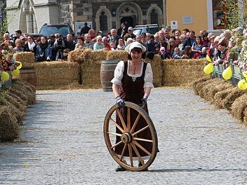 Eine Attraktion in Neustadt in Sachsen: das Goll´sche Rad, Was es mit diesem Brauch auf sich hat, können die Zuschauer am Sonntag beim großen Umzug im Rahmen des Kinderfestes erleben. Daran wird sich auch eine Delegation aus Neustadt in Sachsen beteiligen. Foto: Stadtverwaltung Neustadt in Sachsen