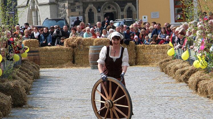 Eine Attraktion in Neustadt in Sachsen: das Goll´sche Rad, Was es mit diesem Brauch auf sich hat, können die Zuschauer am Sonntag beim großen Umzug im Rahmen des Kinderfestes erleben. Daran wird sich auch eine Delegation aus Neustadt in Sachsen beteiligen. Foto: Stadtverwaltung Neustadt in Sachsen