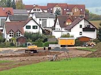 Hier wird kein Haus gebaut. Der Markt Thurnau investiert rund 100 000 Euro in den Bau eines Regenrückhaltebeckens, das am Badersberg entsteht. Foto: Alexander Hartmann