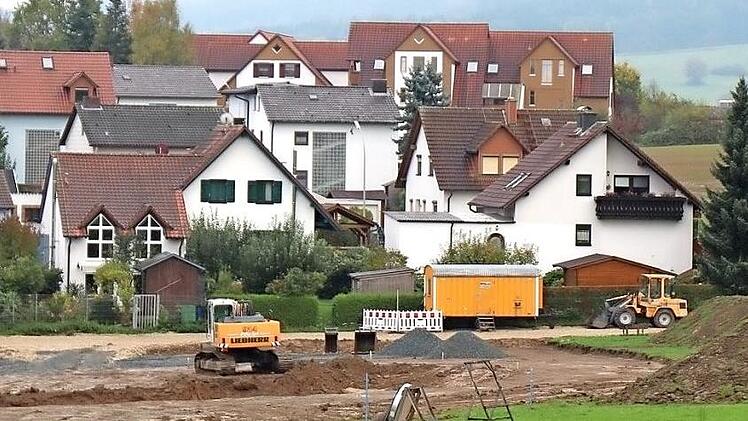 Hier wird kein Haus gebaut. Der Markt Thurnau investiert rund 100 000 Euro in den Bau eines Regenrückhaltebeckens, das am Badersberg entsteht. Foto: Alexander Hartmann