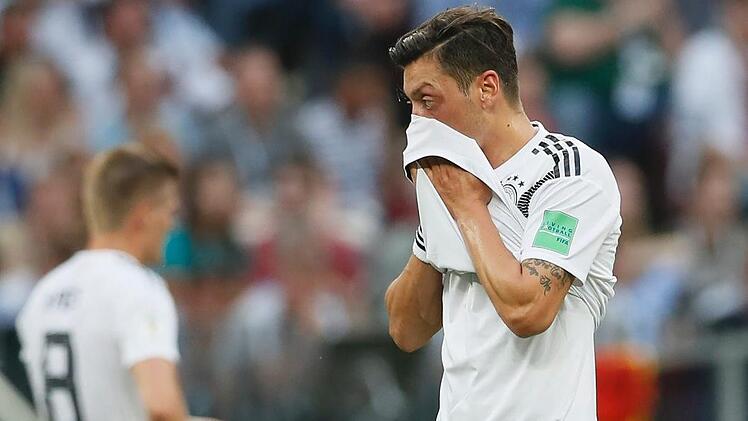 Mund abputzen und weiter: Spielmacher Mesut Özil (FC Arsenal) konnte in der Partie gegen Mexiko nicht glänzen. Die nächste Möglichkeit wartet am Samstag (23. Juni 2018) gegen Schweden. Foto: David Klein / dpa