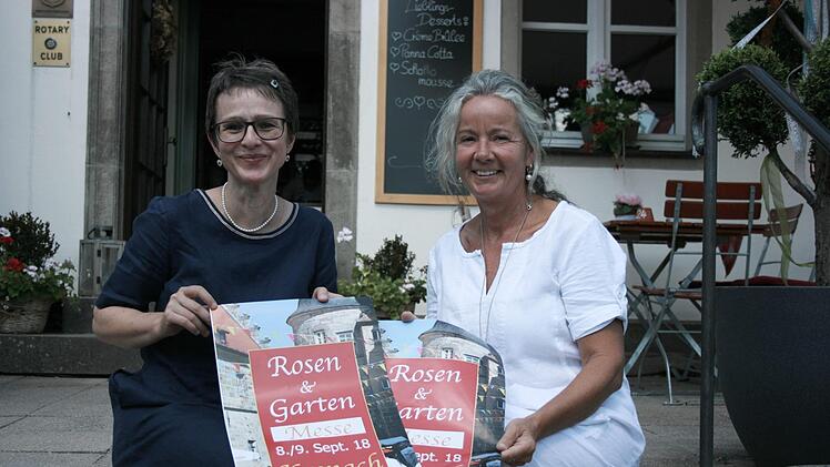Sie lassen sich auch von logistischen Problemen nicht aus der Bahn werfen. Kerstin L&ouml;w (links) und Veranstalterin Stefanie Kober freuen sich auf die diesj&auml;hrige Rosenmesse mit ihren etwa 120 Ausstellern.Maria L&ouml;ffler