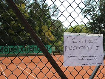 Der Tennisplatz in Kirchehrenbach ist gesperrt: Der Verein kann ihn nicht mehr bewässern.Julia Heimberger