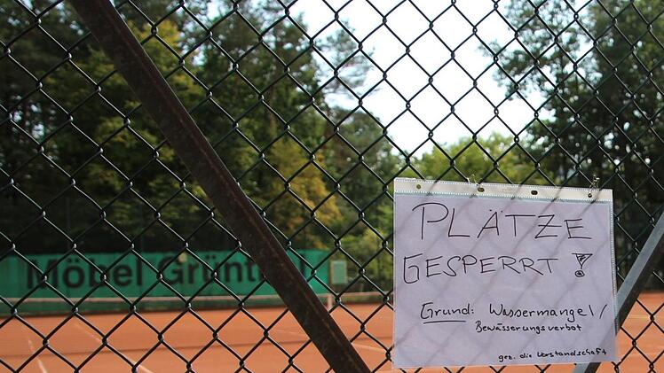Der Tennisplatz in Kirchehrenbach ist gesperrt: Der Verein kann ihn nicht mehr bewässern.Julia Heimberger