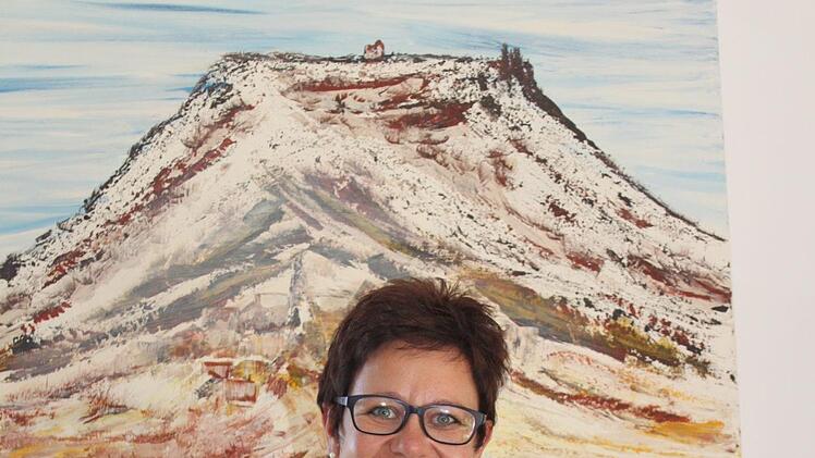 Anja Gerhardt zeigt die goldenen Bücher. Foto: Carmen Schwind
