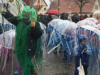 Vom Wetter lassen sich große und auch nicht einmal die kleinen Buttenheimer ihren Faschingszug vermiesen. Foto: Anette Schreiber