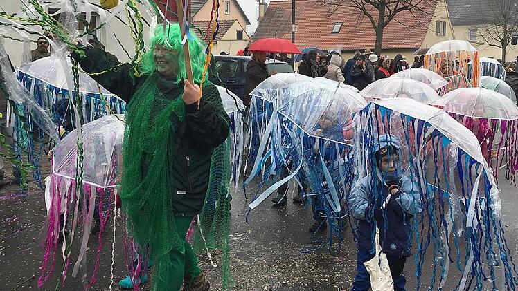 Vom Wetter lassen sich große und auch nicht einmal die kleinen Buttenheimer ihren Faschingszug vermiesen. Foto: Anette Schreiber