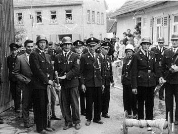 Die Männer der Hausener Wehr bei einer Übung zur 90Jahr-Feier 1960 mitten im Ort.  Archiv/ Czelustek