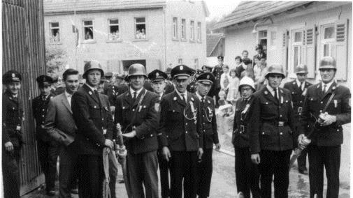 Die Männer der Hausener Wehr bei einer Übung zur 90Jahr-Feier 1960 mitten im Ort.  Archiv/ Czelustek