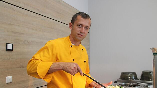 Koch Waldemar Lingert ist Teil des f&uuml;nfk&ouml;pfigen Teams, das unter der Leitung von Daniel Ivascenko  in der Betriebskantine von Dr. Schneider in Neuses rund 200 Personen t&auml;glich verk&ouml;stigt.  Foto: Cindy D&ouml;tschel