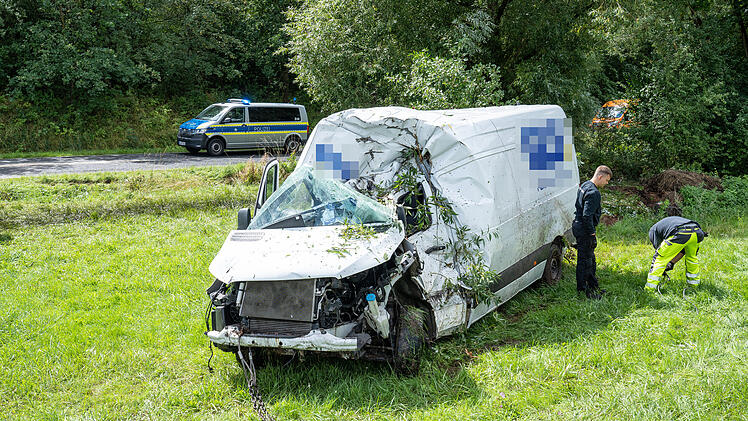 Ebelsbach: Lieferwagen crasht gegen Baum - Nicht getragener Sicherheitsgurt rettete vermutlich leben