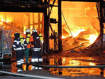 Symbolbild: Hallenbrand, Feuer, Großeinsatz