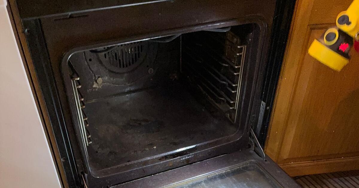 Kind-legt-Thermometer-in-Backofen-und-l-st-Explosion-aus