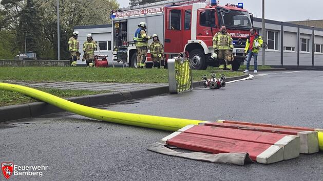 Brand in Bamberger Heizkraftwerk: Feuerwehr sichert Man&ouml;ver ab