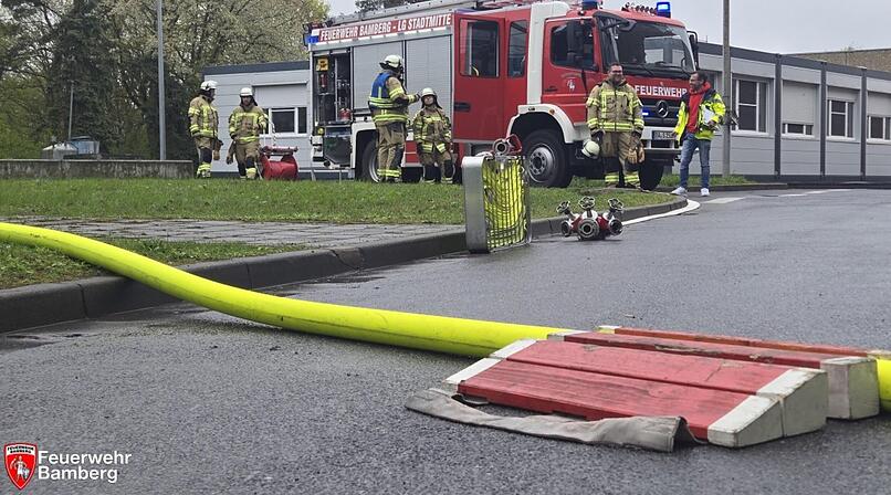 Brand in Bamberger Heizkraftwerk: Feuerwehr sichert Man&ouml;ver ab
