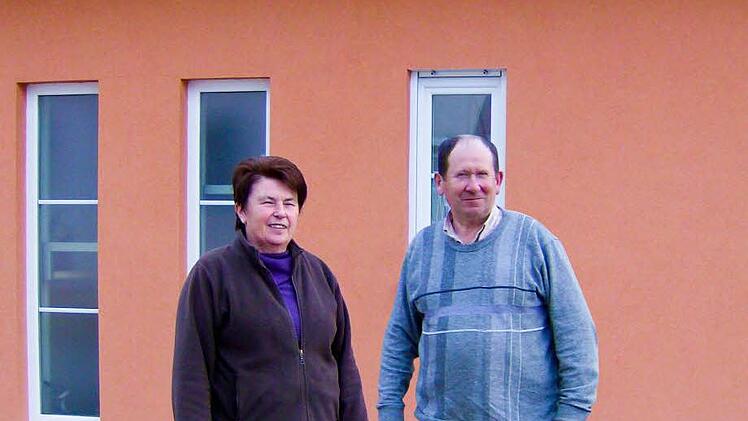 Erika und Reinhold Schmid, vor dem Neubau, der an der Stelle des alten Bauernhauses errichtet wurde Foto: Petra Malbrich
