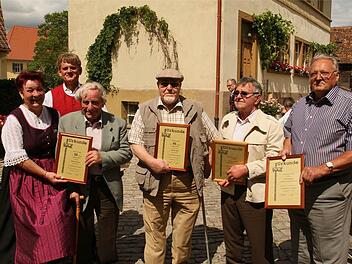Die Vorsitzende Marlene Scheidt und Dirigent Peter Pretzer freuten sich mit den Geehrten: Martin Zehnder, Martin Heß, Werner Schübel und Fritz Schwab.
