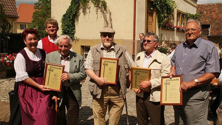 Die Vorsitzende Marlene Scheidt und Dirigent Peter Pretzer freuten sich mit den Geehrten: Martin Zehnder, Martin Heß, Werner Schübel und Fritz Schwab.