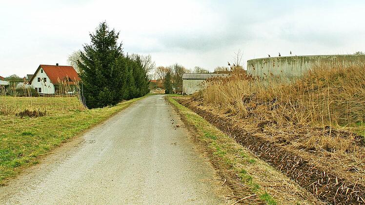 Etwa hundert Meter beträgt die Entfernung der Wohnbebauung zum Güllebehälter (rechts im Bild). Gleich daneben soll die Hybrid-Biogasanlage hinkommen. Foto: Evi Seeger